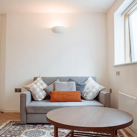 Modern 1-Bedroom Flat In Centre リーズ エクステリア 写真