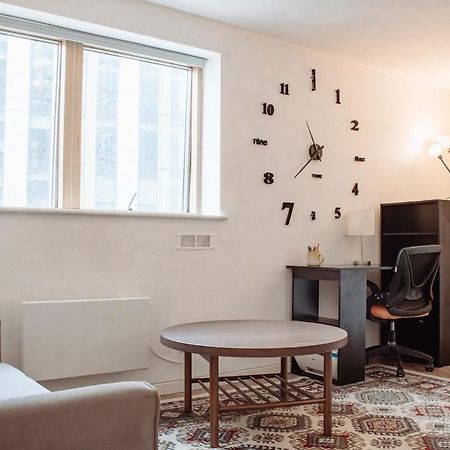 Modern 1-Bedroom Flat In Centre リーズ エクステリア 写真