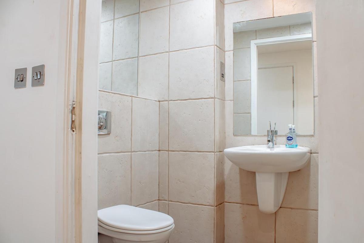 Modern 1-Bedroom Flat In Centre リーズ エクステリア 写真