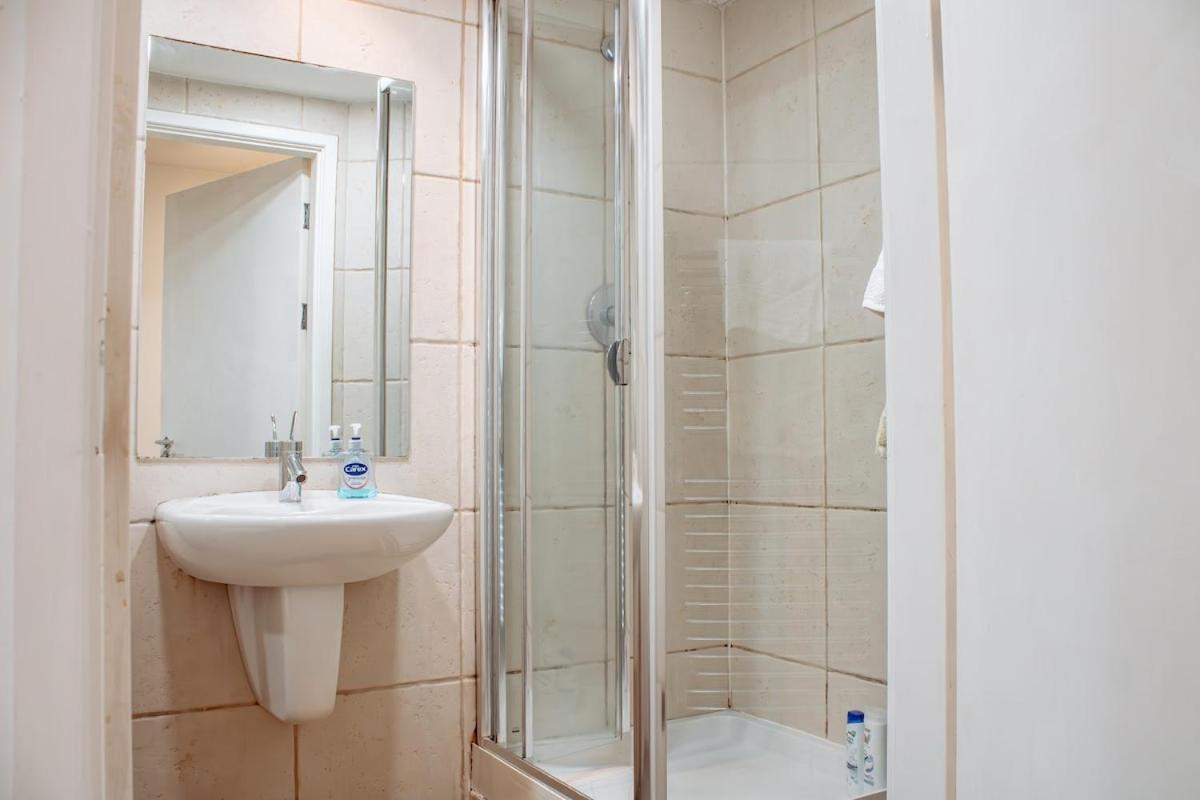 Modern 1-Bedroom Flat In Centre リーズ エクステリア 写真