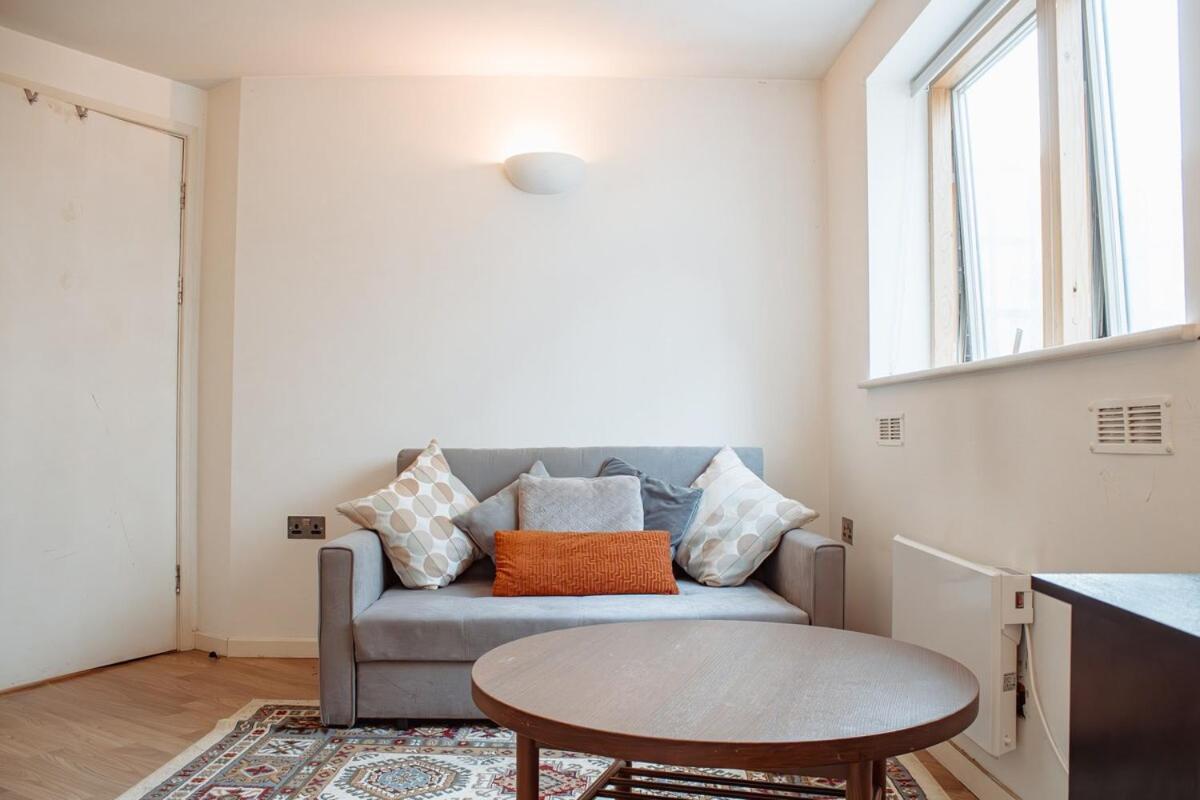 Modern 1-Bedroom Flat In Centre リーズ エクステリア 写真
