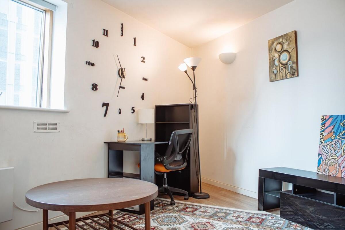 Modern 1-Bedroom Flat In Centre リーズ エクステリア 写真