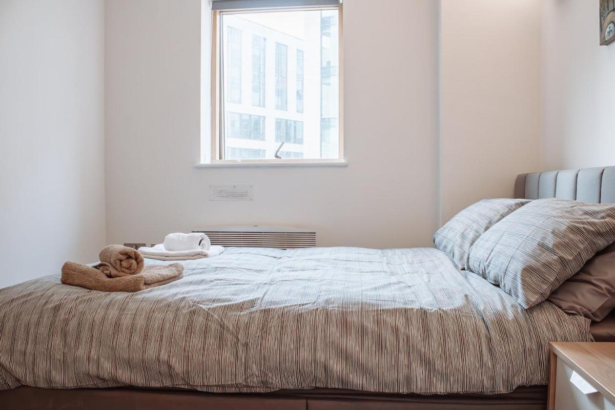 Modern 1-Bedroom Flat In Centre リーズ エクステリア 写真