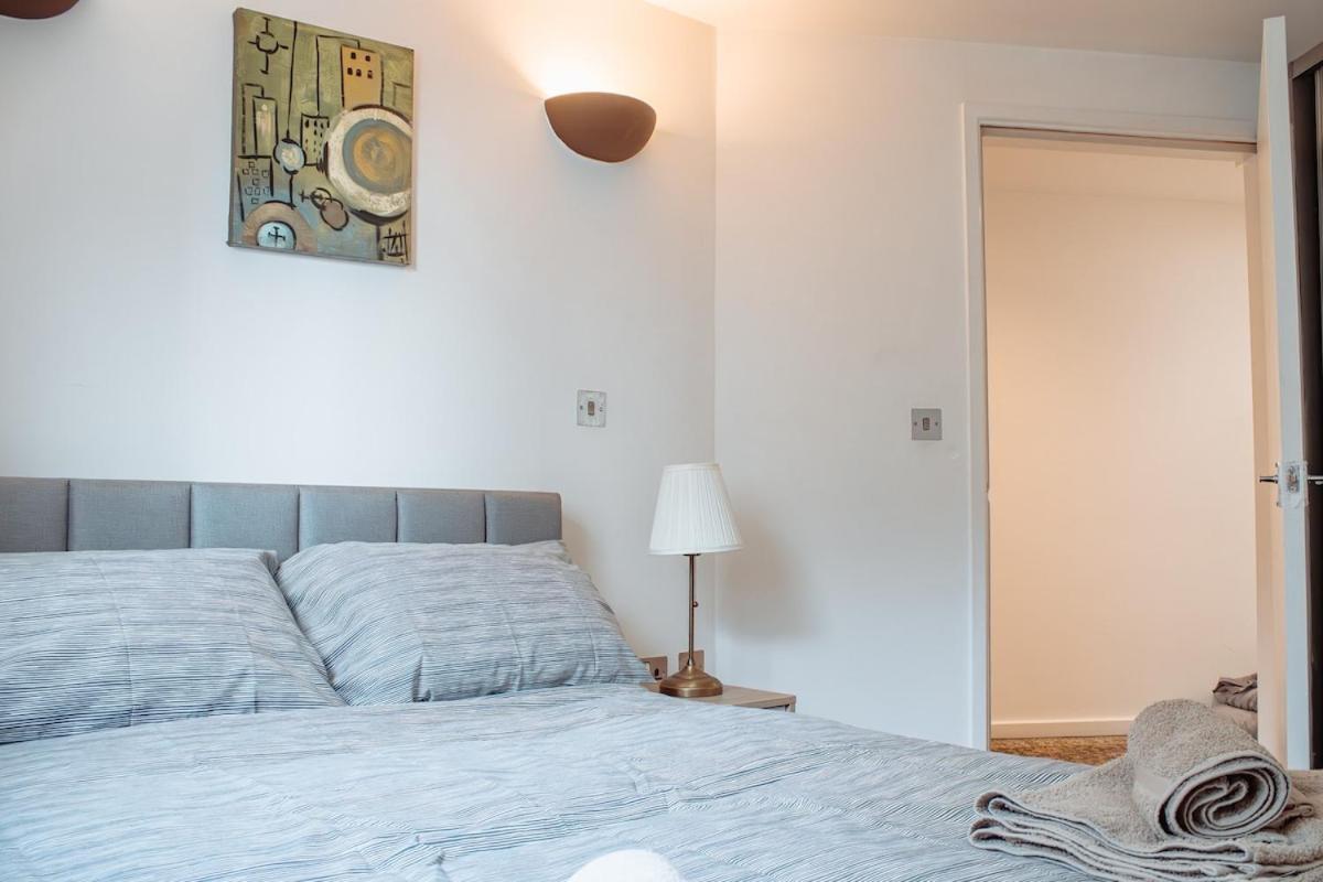 Modern 1-Bedroom Flat In Centre リーズ エクステリア 写真
