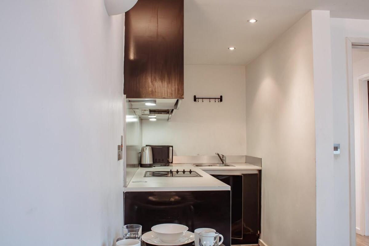 Modern 1-Bedroom Flat In Centre リーズ エクステリア 写真