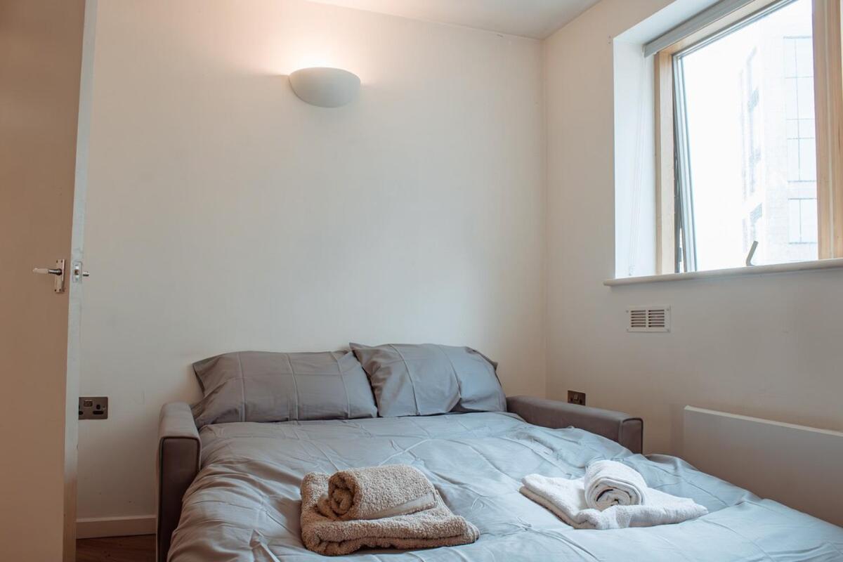 Modern 1-Bedroom Flat In Centre リーズ エクステリア 写真
