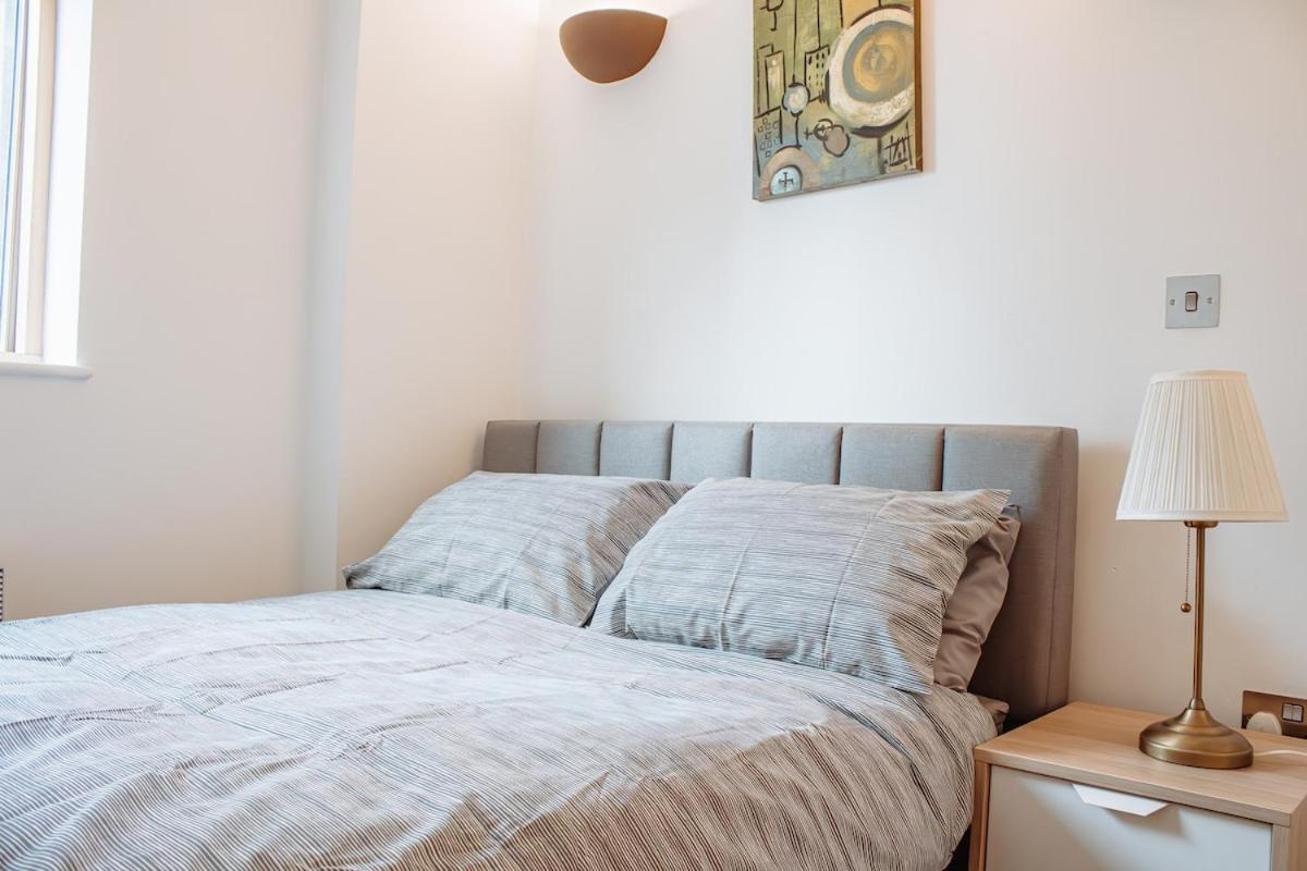 Modern 1-Bedroom Flat In Centre リーズ エクステリア 写真