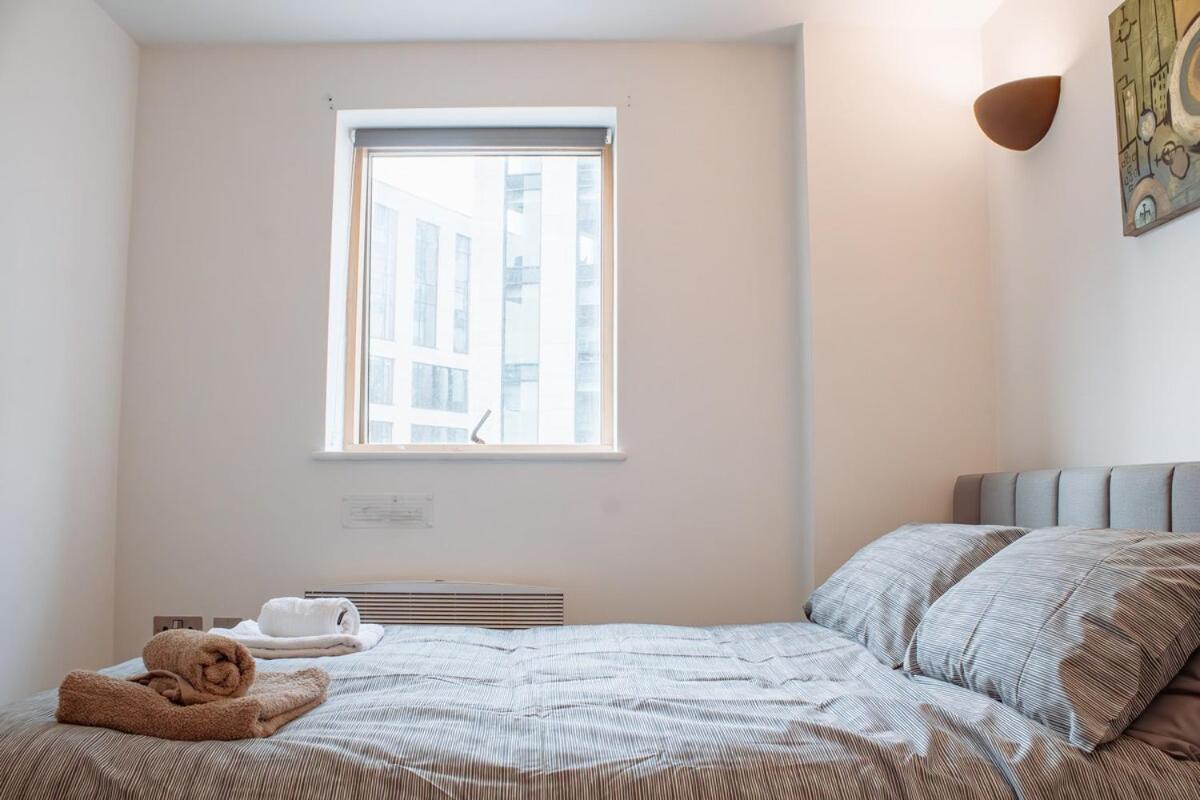 Modern 1-Bedroom Flat In Centre リーズ エクステリア 写真