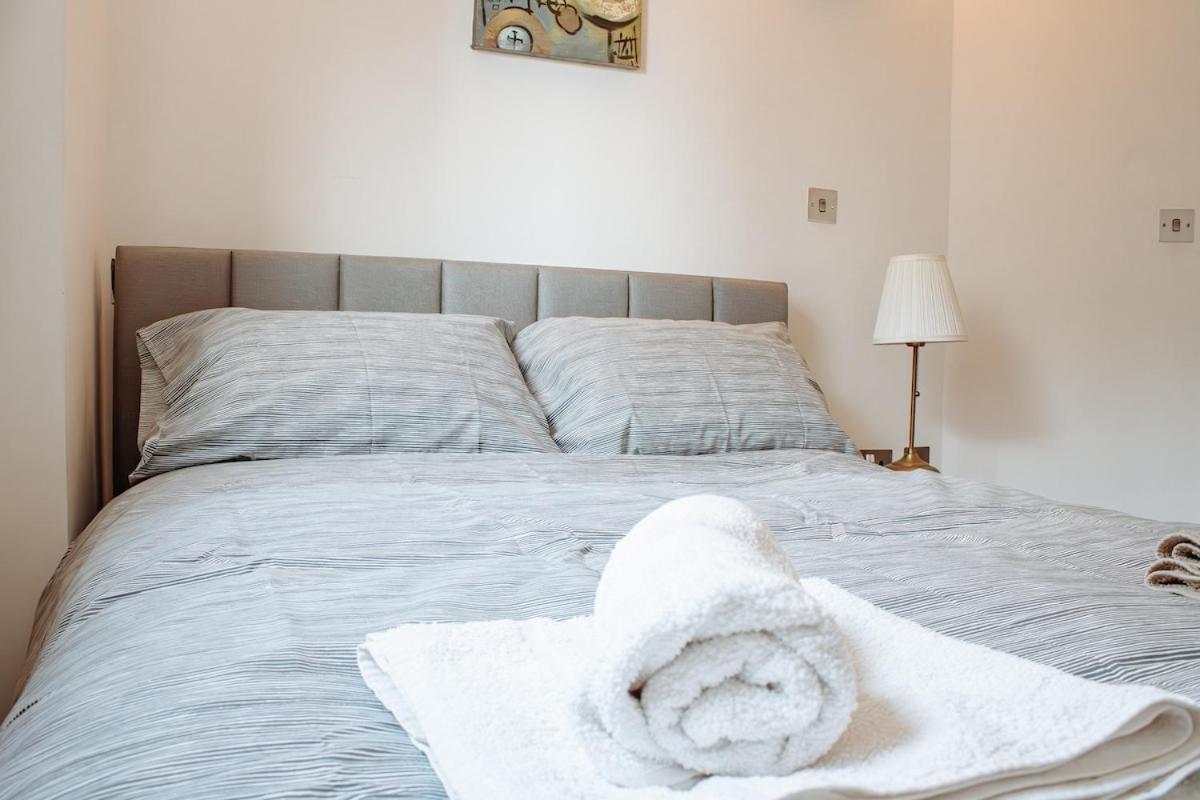 Modern 1-Bedroom Flat In Centre リーズ エクステリア 写真