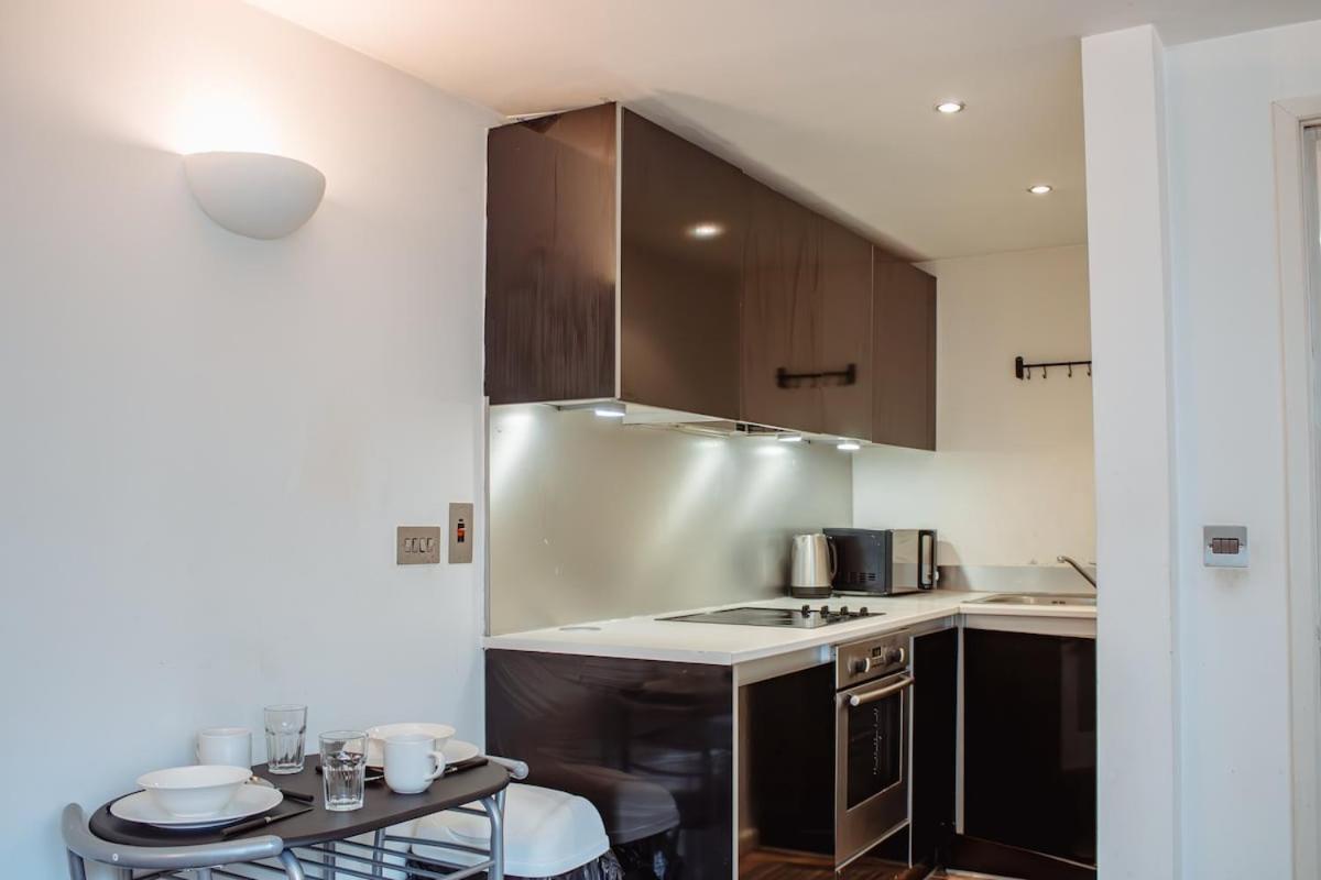Modern 1-Bedroom Flat In Centre リーズ エクステリア 写真