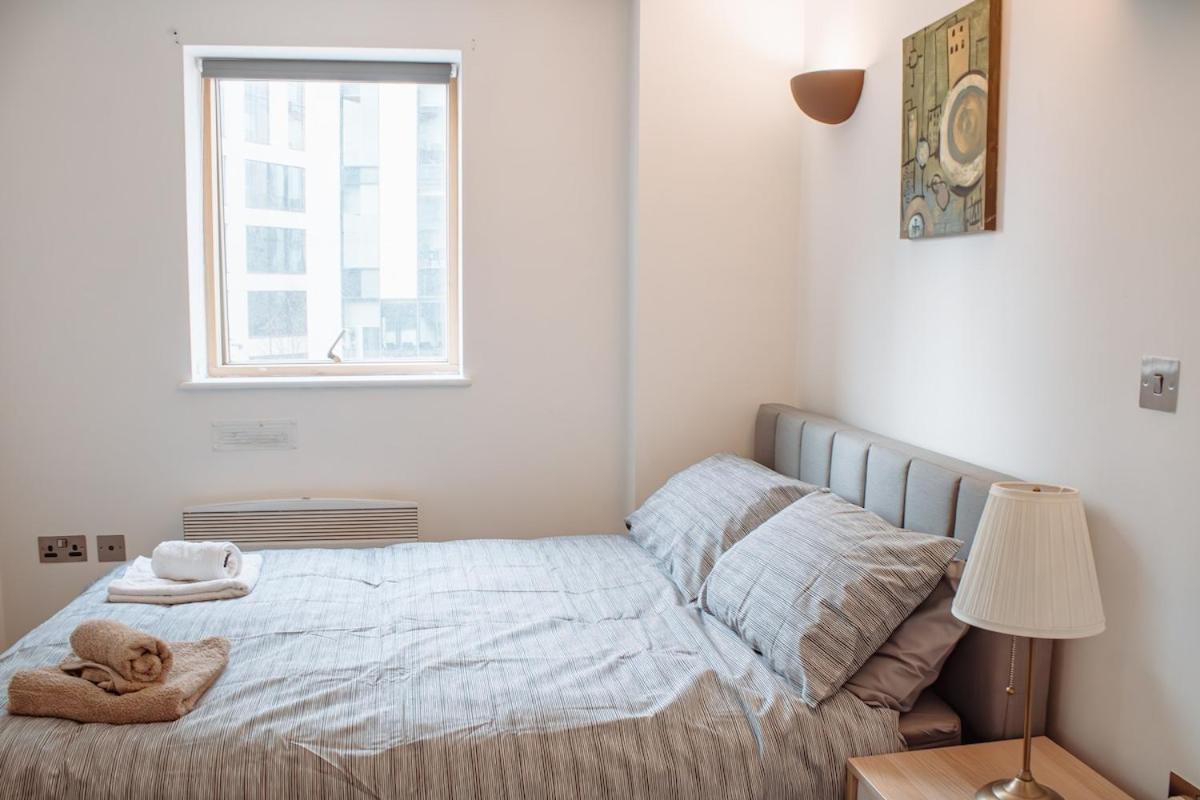 Modern 1-Bedroom Flat In Centre リーズ エクステリア 写真