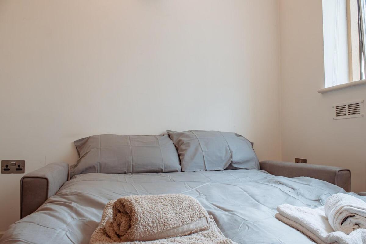 Modern 1-Bedroom Flat In Centre リーズ エクステリア 写真