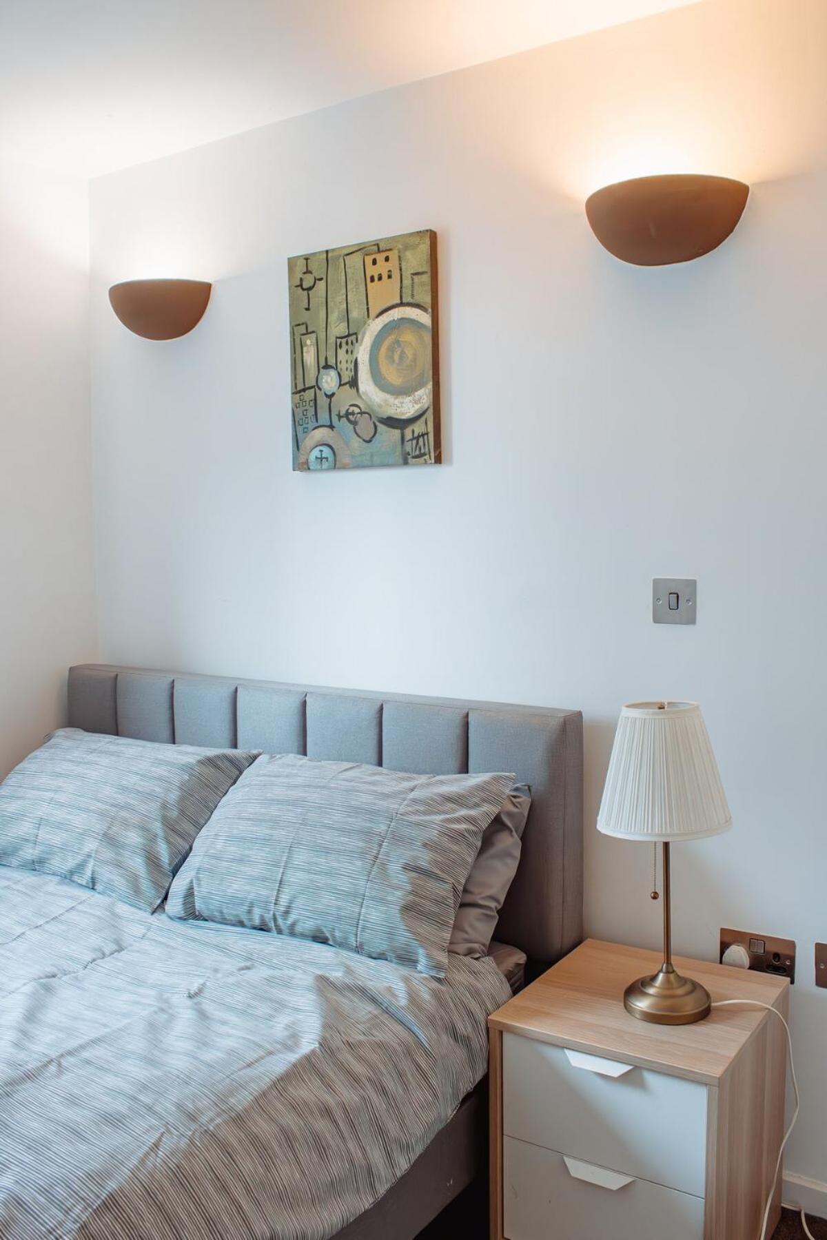 Modern 1-Bedroom Flat In Centre リーズ エクステリア 写真