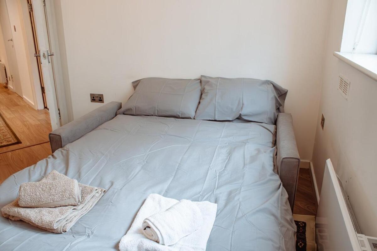 Modern 1-Bedroom Flat In Centre リーズ エクステリア 写真