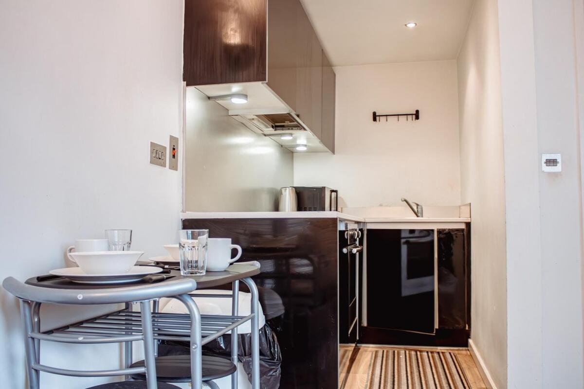 Modern 1-Bedroom Flat In Centre リーズ エクステリア 写真