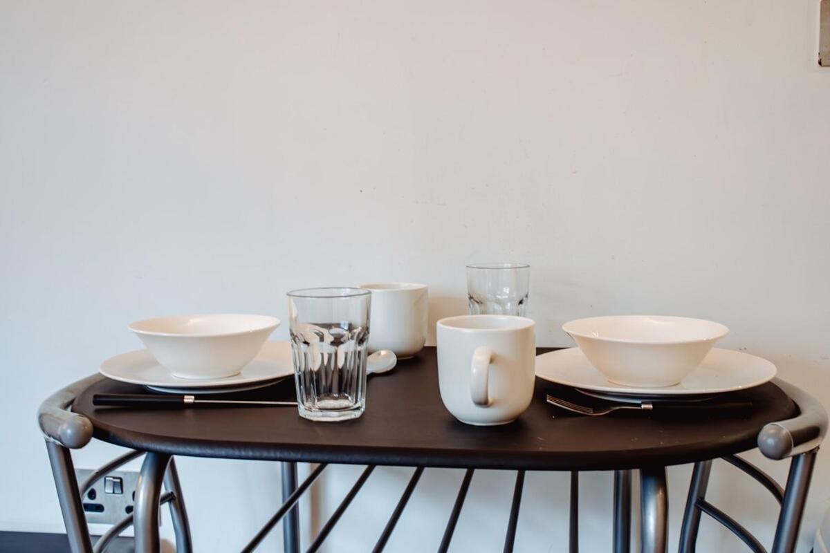 Modern 1-Bedroom Flat In Centre リーズ エクステリア 写真