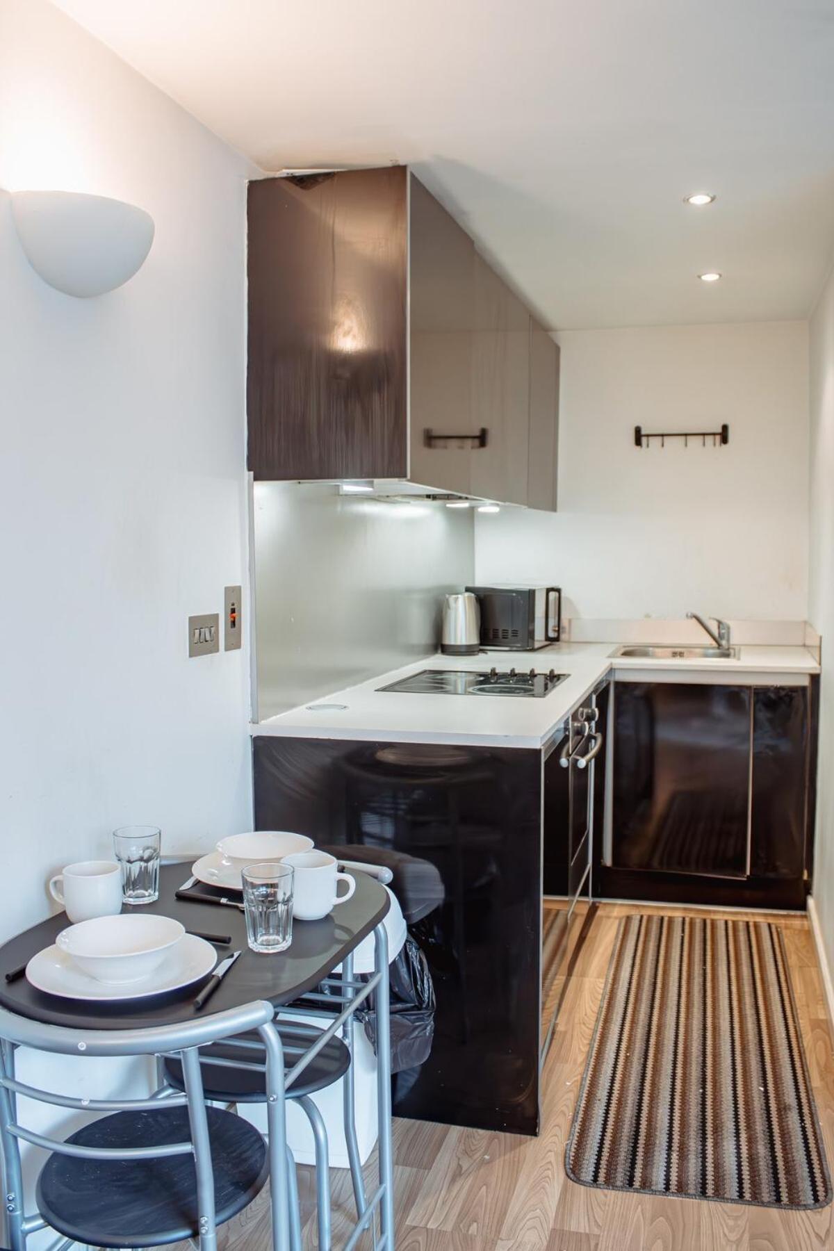 Modern 1-Bedroom Flat In Centre リーズ エクステリア 写真