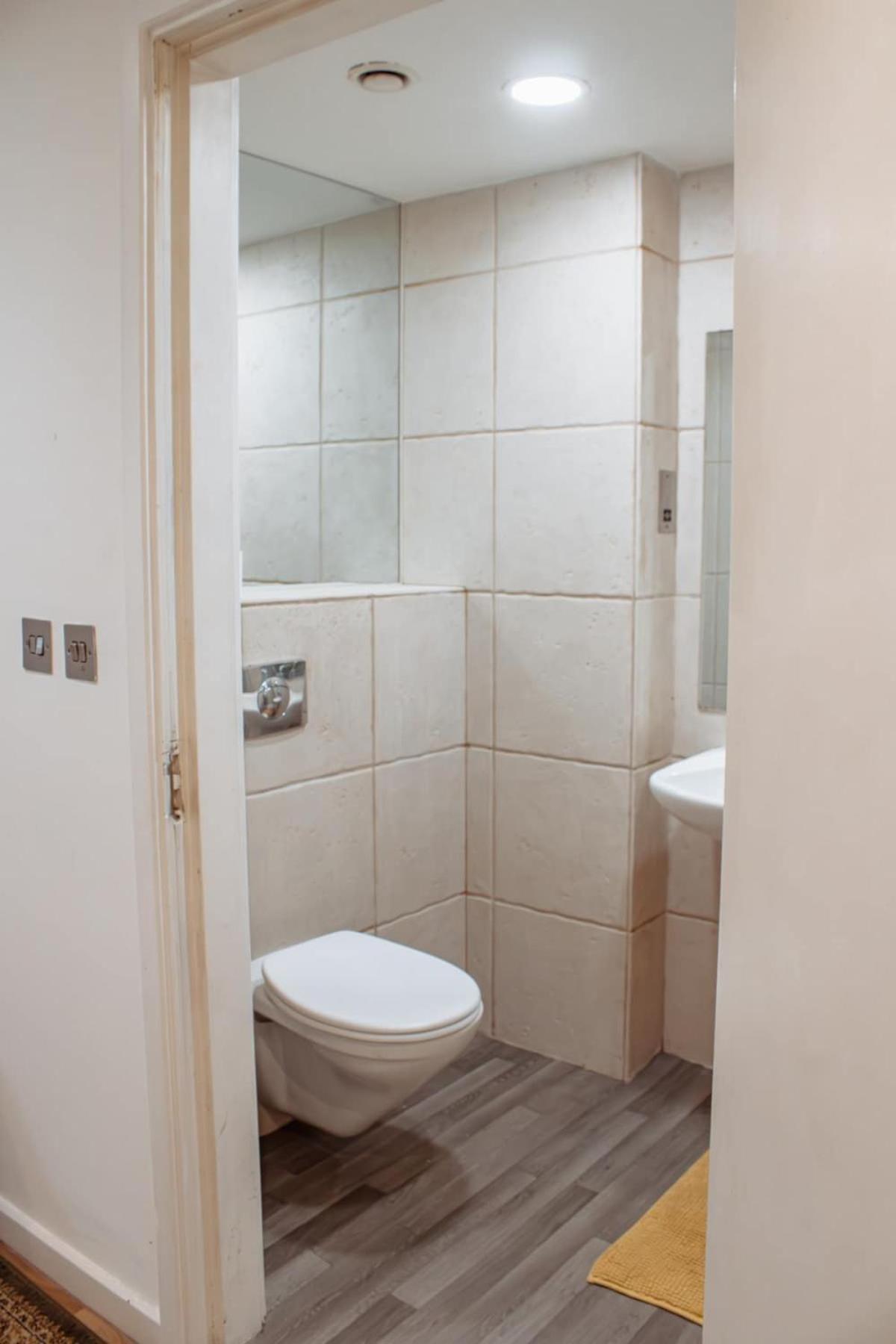Modern 1-Bedroom Flat In Centre リーズ エクステリア 写真