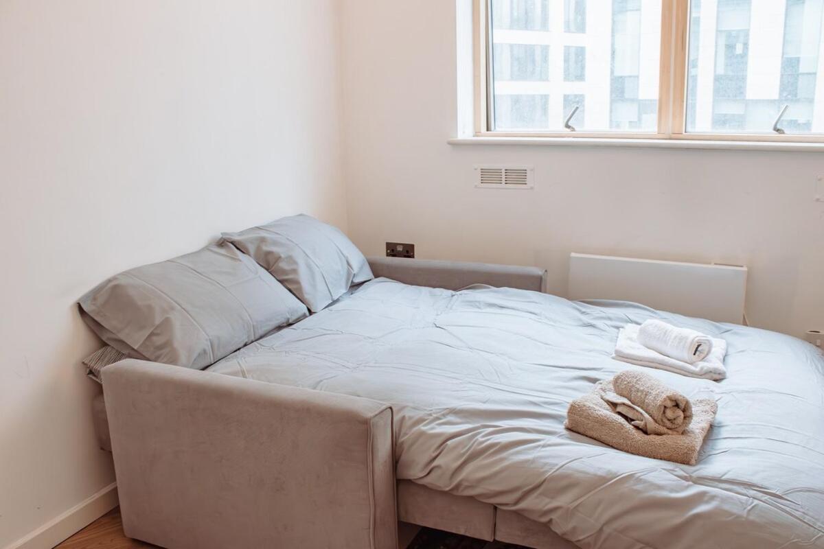 Modern 1-Bedroom Flat In Centre リーズ エクステリア 写真