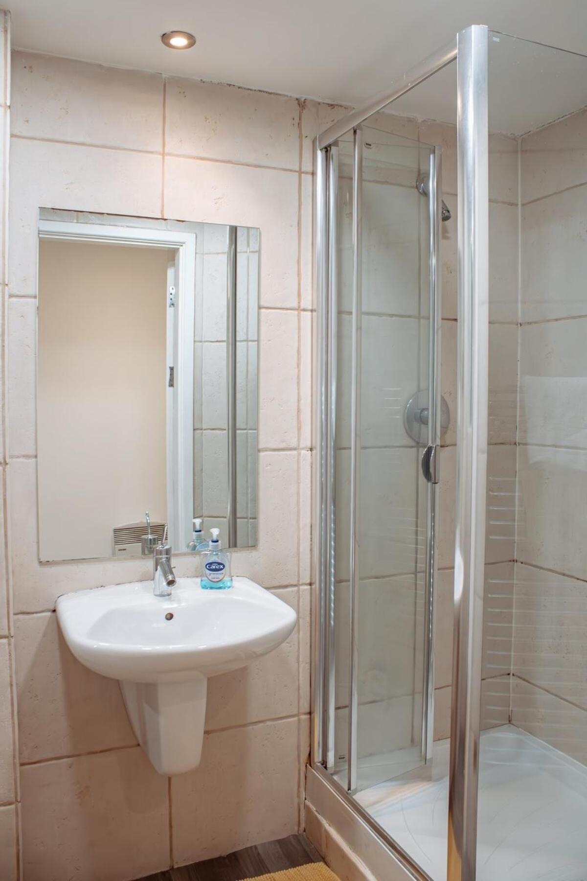 Modern 1-Bedroom Flat In Centre リーズ エクステリア 写真