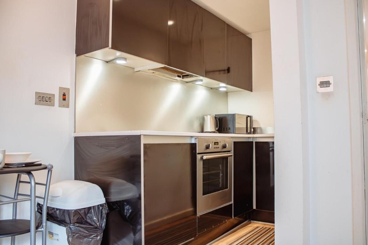 Modern 1-Bedroom Flat In Centre リーズ エクステリア 写真