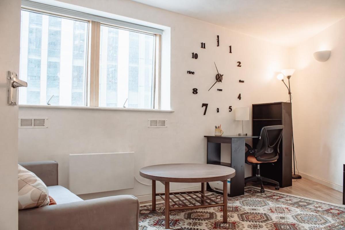 Modern 1-Bedroom Flat In Centre リーズ エクステリア 写真
