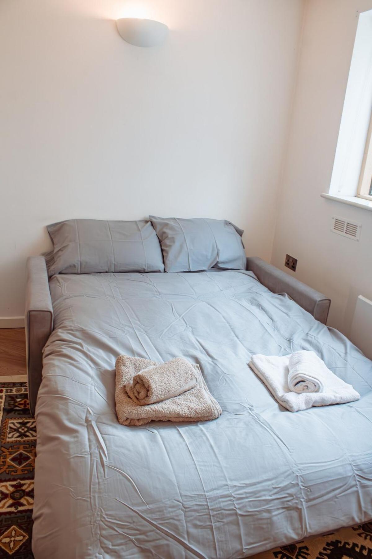 Modern 1-Bedroom Flat In Centre リーズ エクステリア 写真