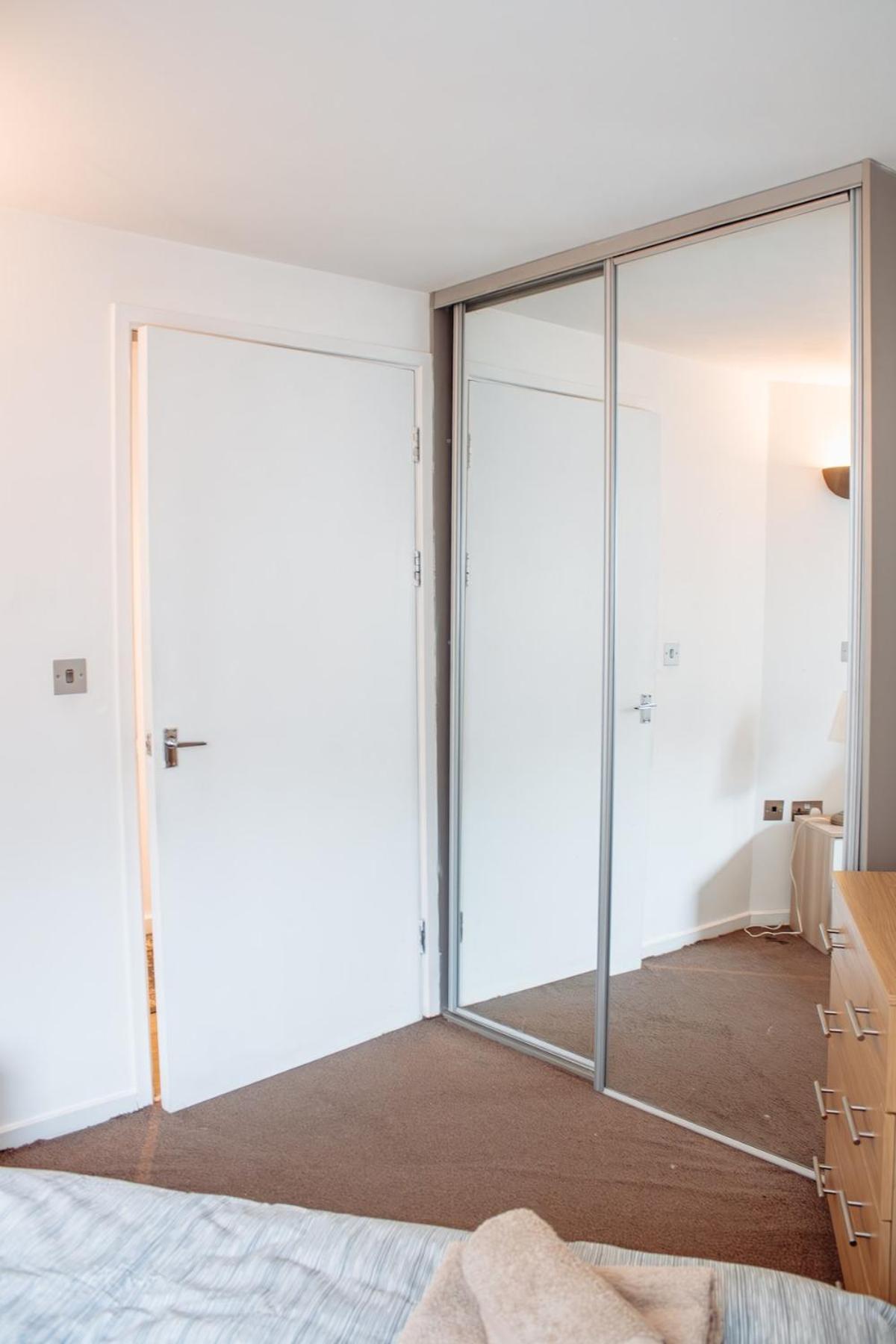 Modern 1-Bedroom Flat In Centre リーズ エクステリア 写真